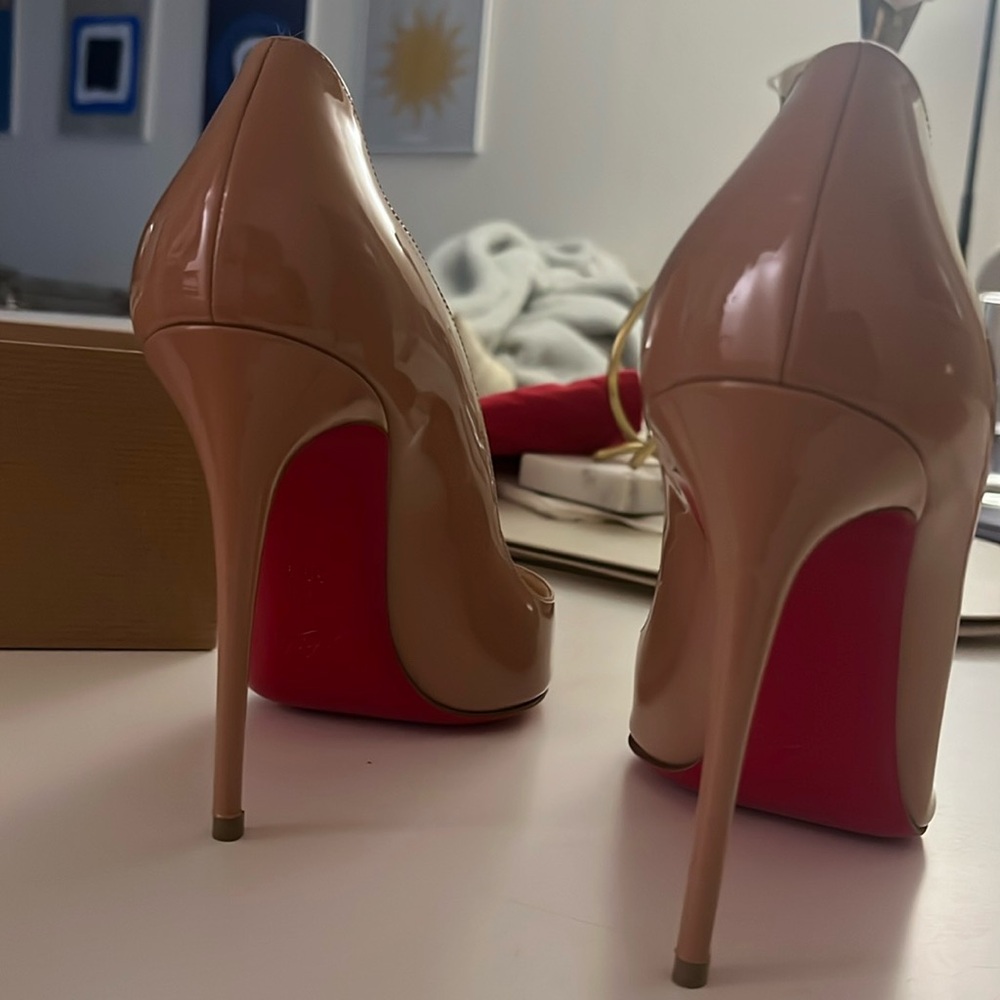 Loubiton Pigalle 100 Beige Patent Leather Pumps